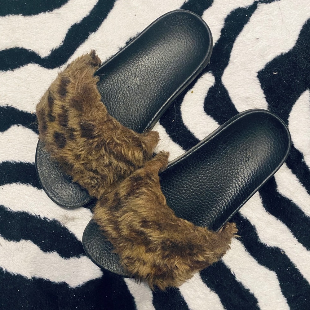 Fluffy Leopard Slides